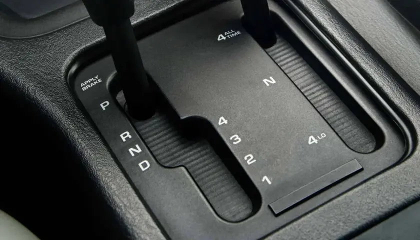 Selettore del cambio automatico con opzioni P, R, N, D, 1, 2, 3, 4, 4 All Time e 4 Lo, per un cambio sequenziale su misura.