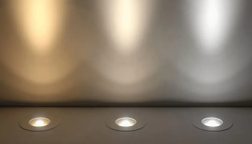 Tres focos empotrados muestran diferentes temperaturas de luz: cálida, neutra y fría. La luz fría es luz blanca, ideal para espacios modernos.