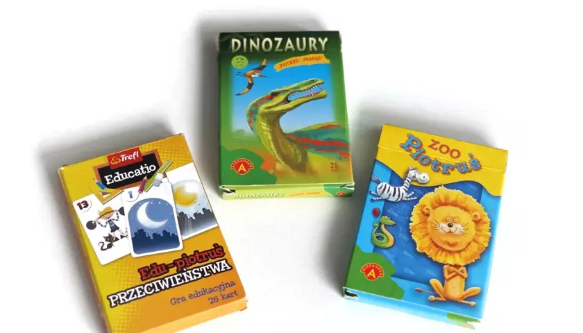 Trzy pudełka gier karcianych: "Edu-piotruś Przeciwieństwa", "Dinozaury Piotruś Pamięć" i "Zoo Piotruś". Idealne do nauki i zabawy, jak się gra w piotrusia.