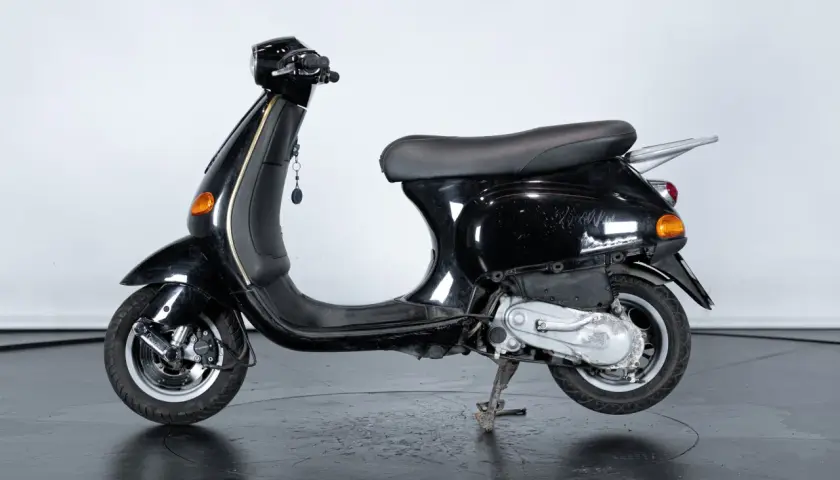 Vespa ET2 50 nera lucida, un classico intramontabile pronto per nuove avventure urbane.