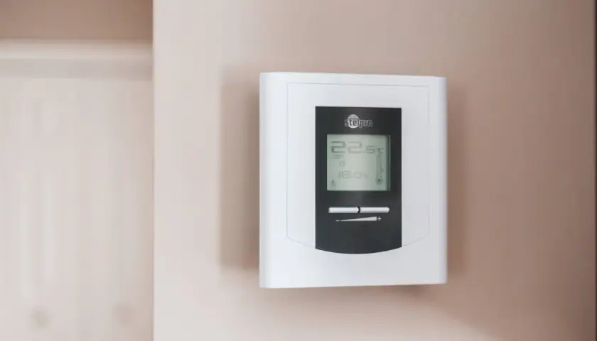 Termostato Stelpro en pared. Muestra 22.5°C y 18.0°C. La diferencia entre termostato y cronotermostato es la programación horaria.