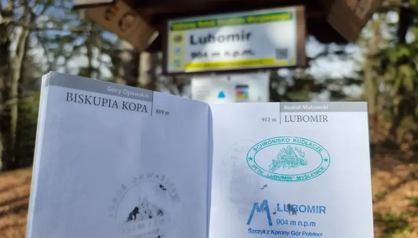 Na szczycie Lubomir, w Beskidzie Makowskim, z pieczątką potwierdzającą zdobycie Korony Gór Polskich.