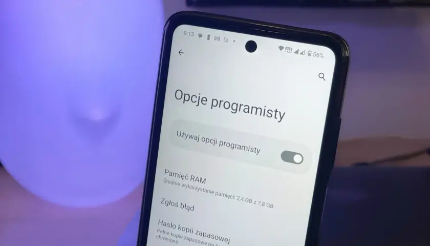 Ekran telefonu z włączonymi opcjami programisty. Widoczne menu z opcjami takimi jak "Pamięć RAM" i "Zgłoś błąd".