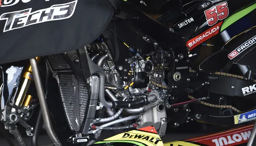 Detalle del motor de una moto GP, mostrando la complejidad de su ingeniería. La pregunta sobre qué cilindrada tiene una moto GP es clave para entender su potencia.