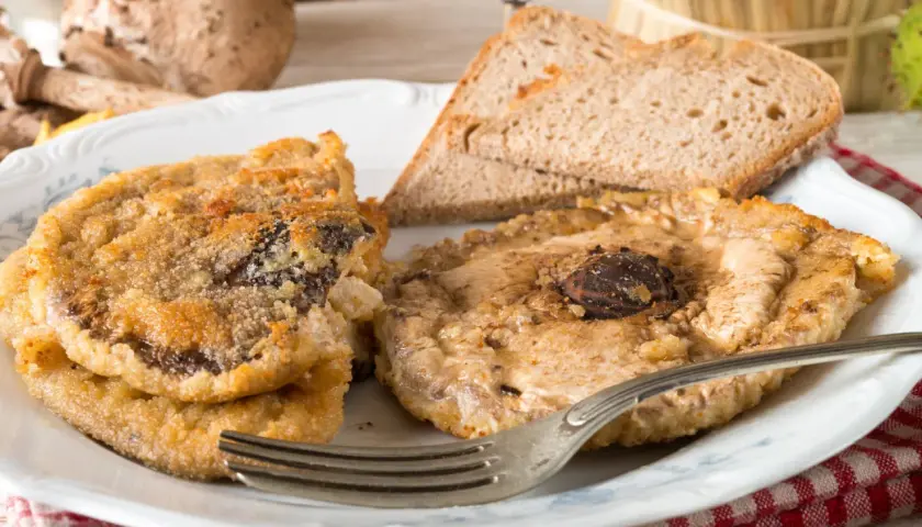 Smażone w panierce kapelusze kani, podane z chlebem. Idealne, gdy zastanawiasz się, ile smażyć kanie, by były chrupiące.