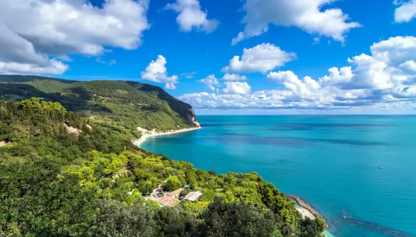Costa verdeggiante con mare azzurro intenso, un angolo di paradiso nelle Marche.