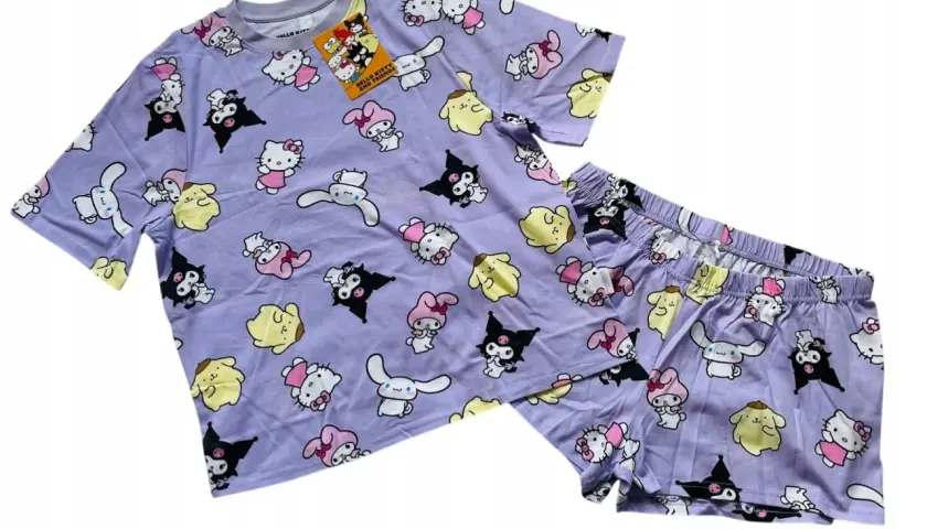 Fioletowa piżama z krótkim rękawem i spodenkami w postacie Hello Kitty i przyjaciół.