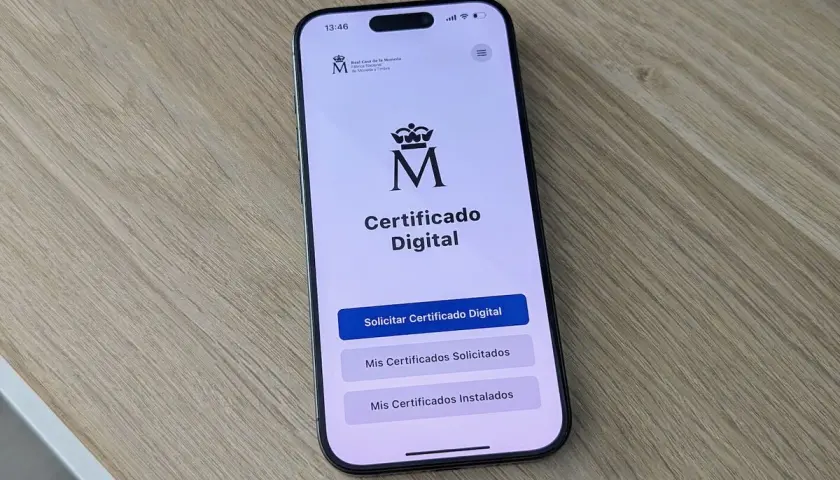 Teléfono móvil muestra app "Certificado Digital" de la Fábrica Nacional de Moneda y Timbre. Permite gestionar cuántos certificados digitales puedo tener.