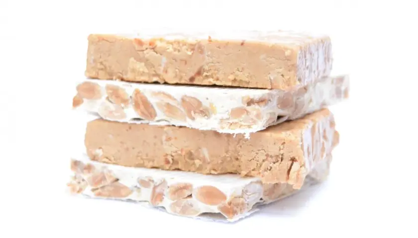 Torre de turrones, un postre típico alicantino. Dos tipos: uno blanco con almendras enteras y otro más oscuro y cremoso.