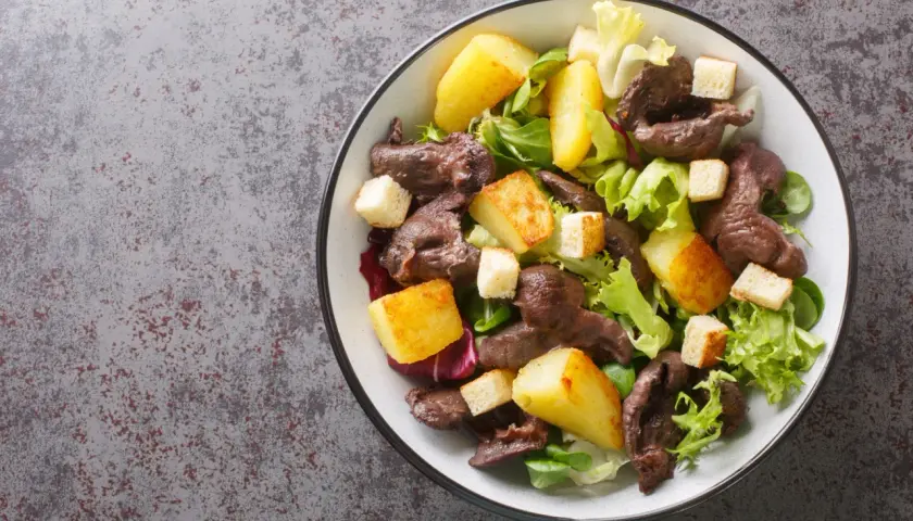 Salade de gésiers savoureuse avec pommes de terre rôties, croûtons et salade verte. Un délice !