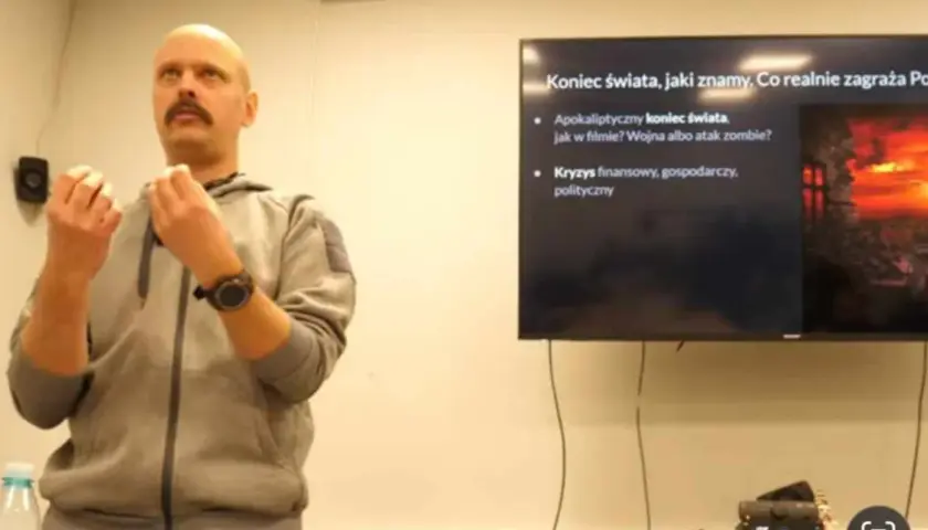 Preppers, czyli osoby przygotowujące się na kryzysy, słuchają wykładu o zagrożeniach dla Polski.