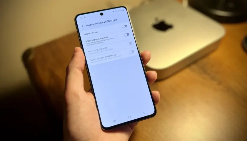 Ustawienia telefonu Samsung pokazują, gdzie jest hotspot mobilny. Można udostępniać połączenie przez Bluetooth lub USB.