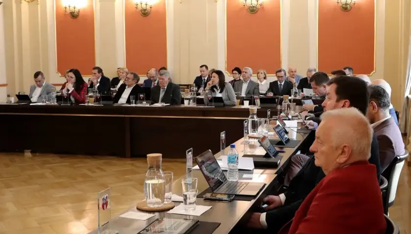 Ile zarabia radny osiedla? Zaskakujące różnice w wynagrodzeniach