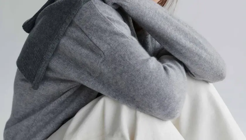 Miękki szary sweter z kaszmiru, co to za luksus! Delikatna tkanina otula ciało, zapewniając komfort i styl.