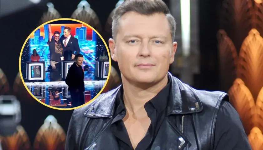 Mężczyzna w czarnej ramonesce i w okręgu uczestnicy programu "Jaka to melodia".