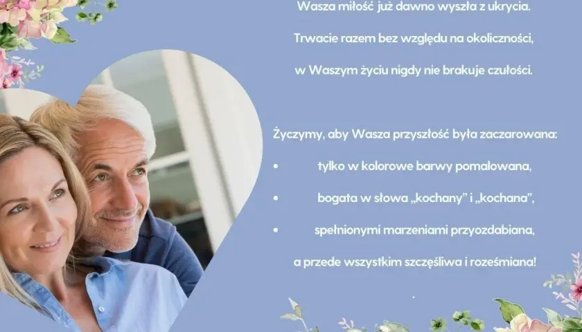 Uśmiechnięta, starsza para na tle kwiatów i tekstu życzeń.