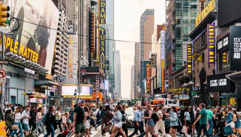 Tłum ludzi na Times Square, Nowy Jork. Zastanawiasz się, co przywieźć z Ameryki? Może pamiątkę z Madame Tussauds lub coś z Harry'ego Pottera?