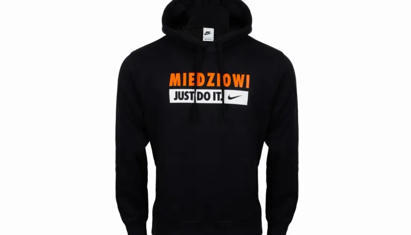 Czarna bluza z kapturem Nike z napisem "MIEDZIOWI JUST DO IT." i logo.