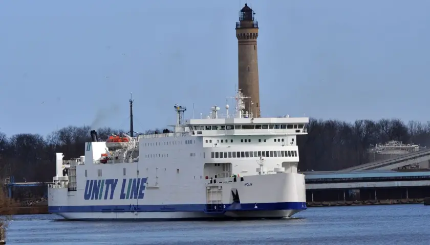 Prom Unity Line "Wolin" płynie w kierunku latarni morskiej.