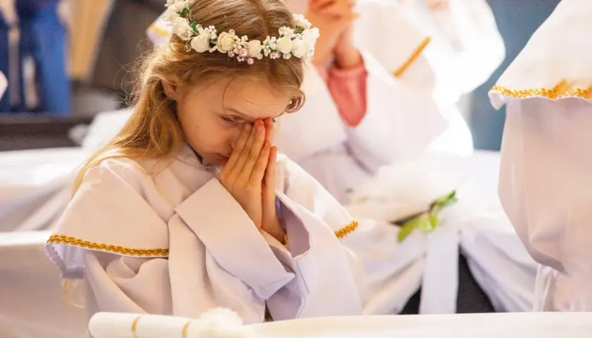 Komunia Święta: Ile trwa msza i przyjęcie? Zaplanuj idealny dzień!