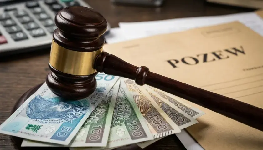 Młotek sędziowski na banknotach PLN i dokumentach. Zastanawiasz się, ile kosztuje apelacja u adwokata?