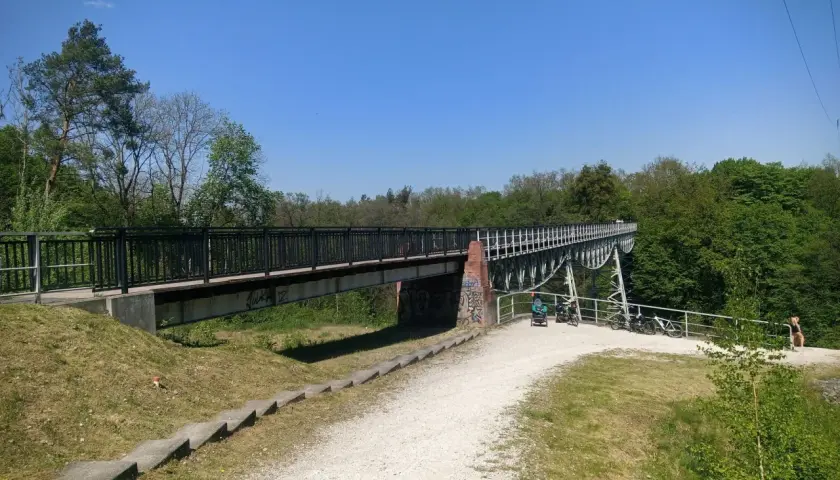 Malownicze trasy rowerowe Bydgoszcz. Most nad zielonym wąwozem, ścieżka dla rowerzystów i spacerowiczów.