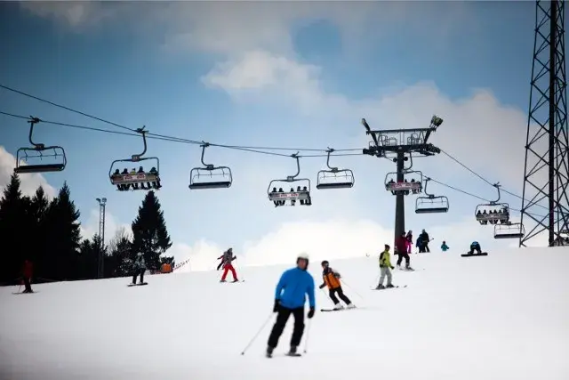 Gdzie można jeździć na snowboardzie? Najlepsze stoki w Warszawie