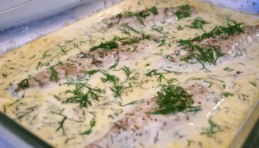Ugnsbakad makrill i en krämig sås med dill och senapsfrön. Enkel och god vardagsmat.
