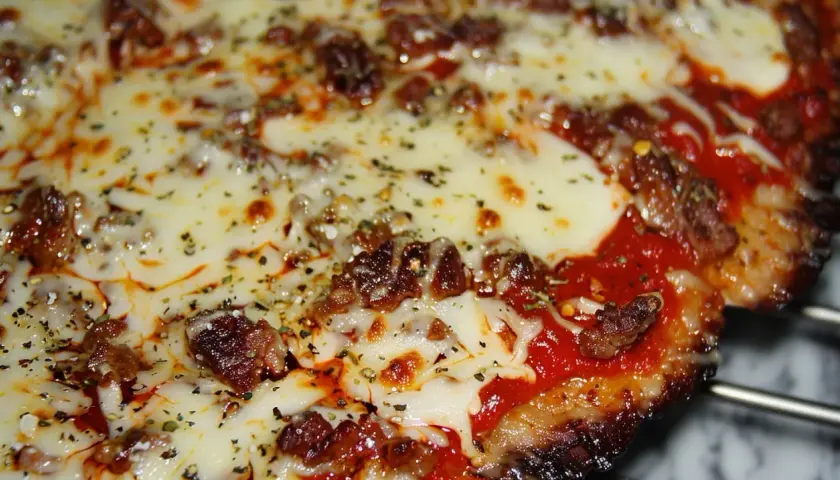 Matambre a la pizza con queso derretido, salsa roja y especias. ¡Un manjar irresistible!