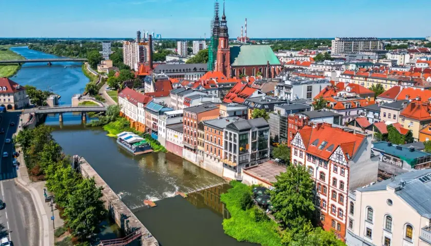Widok z lotu ptaka na Opole z Odrą, mostami i zabytkową architekturą.