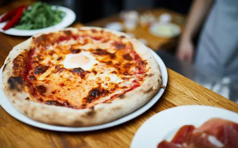 Ile kalorii mają 2 kawałki pizzy? Zaskakujące fakty o kaloriach