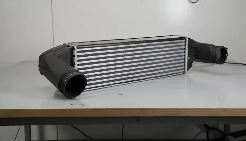 Intercooler z pękniętą rurą. Objawy uszkodzenia mogą być różne, np. spadek mocy silnika.