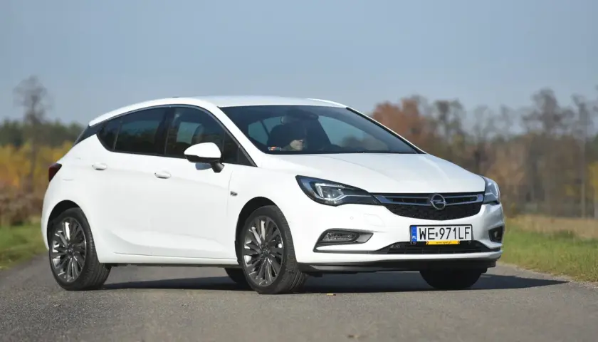 Opel Astra K pojemność baku - co warto wiedzieć o tankowaniu?