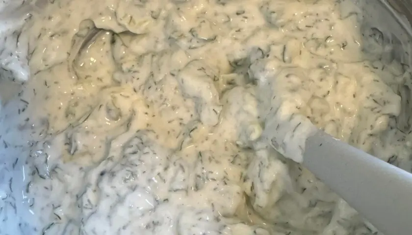 Kremowy sos z koperkiem i ogórkiem, idealny do grillowanych mięs. Tak właśnie wygląda gotowy sos, gdy chcesz wiedzieć, jak zrobić tzatziki.