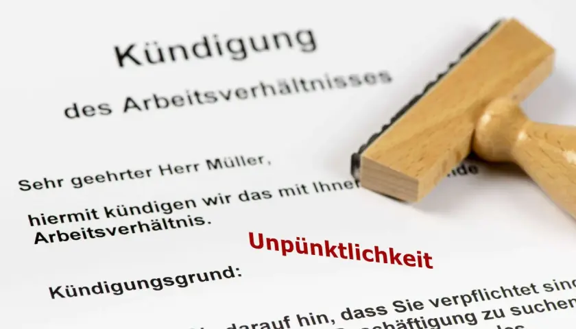 Kündigungsschreiben mit dem Grund "Unpünktlichkeit". Dies kann zu einer Sperre beim Arbeitslosengeld führen.