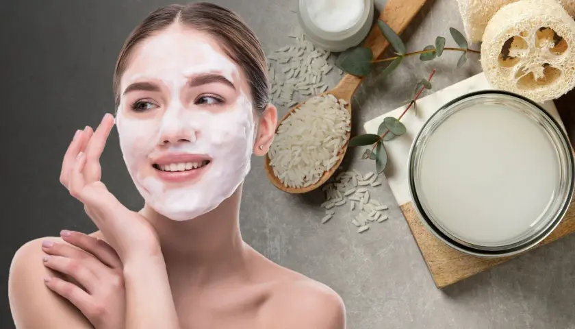 Mujer con mascarilla de arroz para la cara, junto a un cuenco con agua de arroz y granos de arroz.