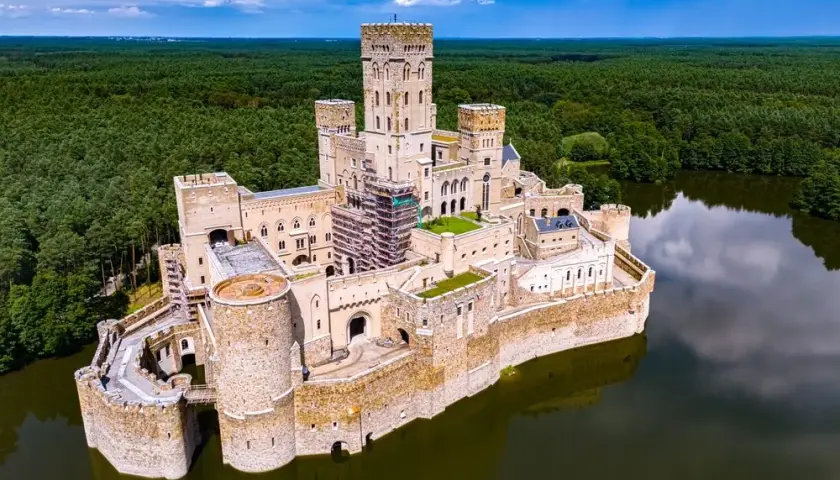 Nowy zamek w Polsce: kontrowersje, historia i architektura Stobnicy
