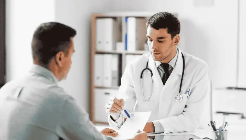 Médico explica a paciente qué es bueno para el dolor de garganta.