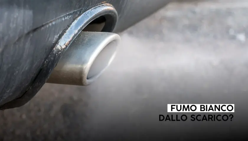 Fumo bianco dallo scarico dell'auto, un segnale da non sottovalutare.