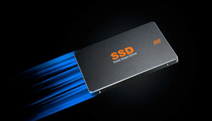 Eine SSD mit orangefarbenem Schriftzug "SSD Solid State Drive" rast mit blauem Lichteffekt, der den **momentum cache** symbolisiert, über einen schwarzen Hintergrund.