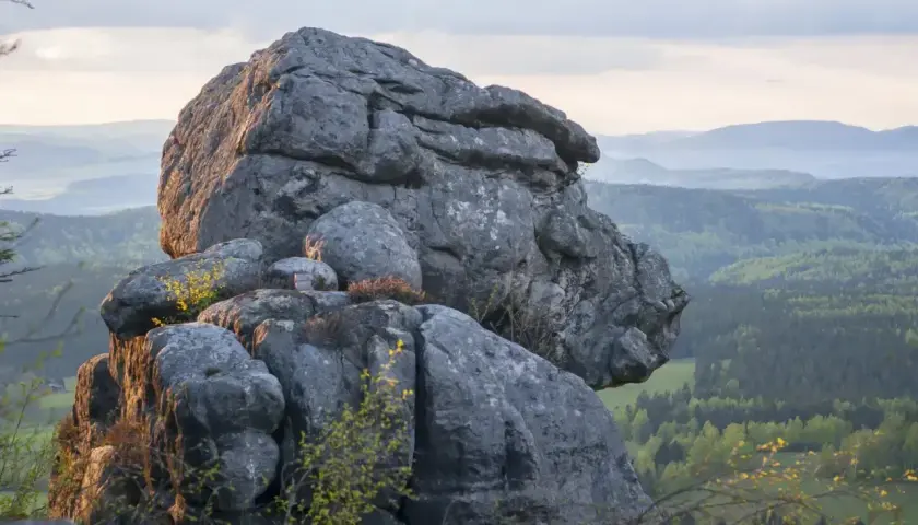 Skalny labirynt Szczeliniec Wielki, gdzie skały tworzą naturalne "piekiełko" dla wspinaczy i turystów.