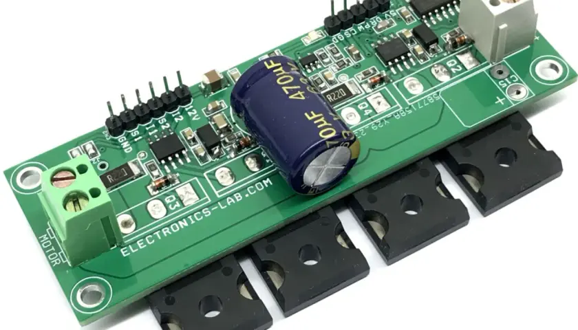 Elektroniczny mostek H z kondensatorem 470uF i radiatorami.