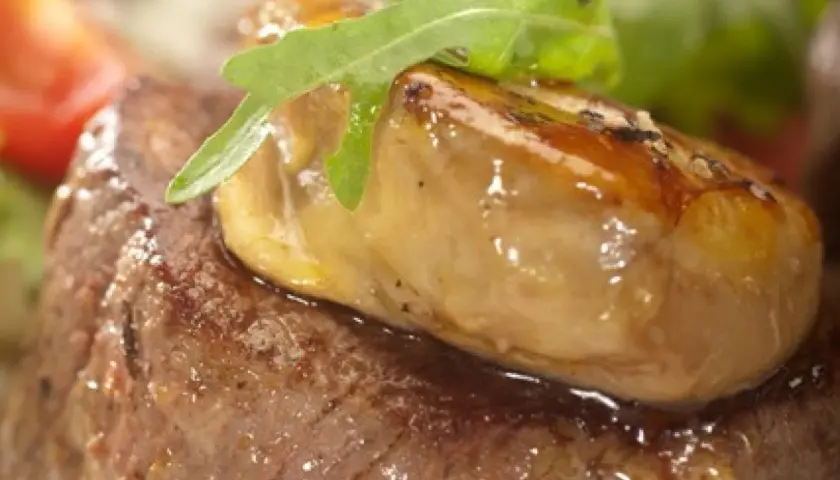 Polędwica wołowa z pieprzem zielonym, klasyczny przepis restauracyjny. Soczysty stek z pieczarką i rukolą.