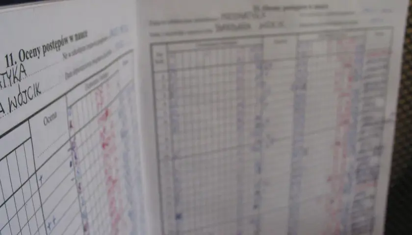 Dziennik lekcyjny z wpisanymi ocenami, widok na tabelę postępów w nauce. Kiedy jest wystawienie ocen, widać tu zapisy.