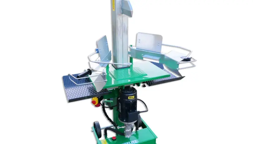 Grüner Holzspalter mit Motor, bereit für den Einsatz. Ideal für den einfachen Transport von Holz.