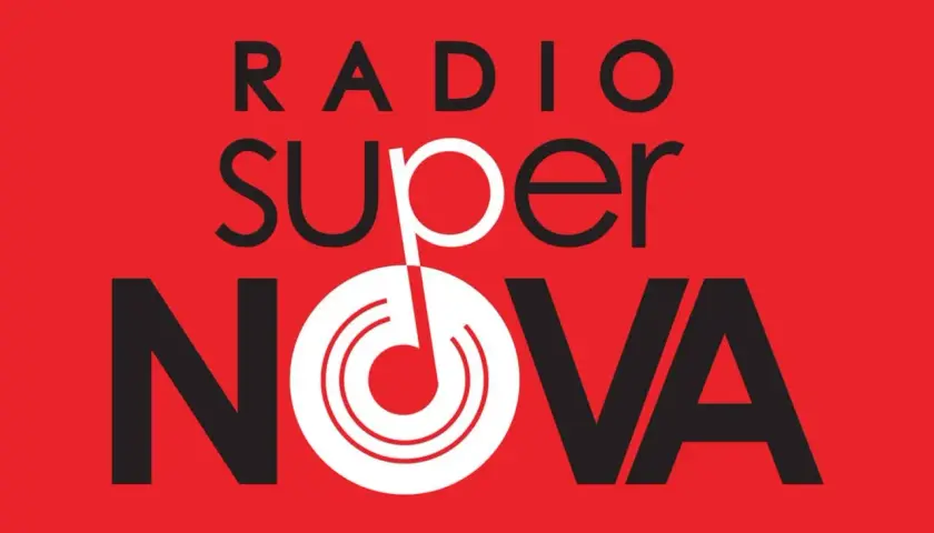 Logo Radia Supernova. Czarny napis "RADIO SUPER NOVA" na czerwonym tle. Litera "O" w "SUPER" i "NOVA" stylizowana na nutę.