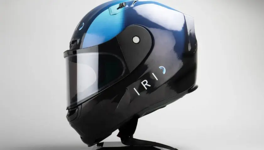 Casco da moto nero e blu con logo "IRID" e visiera trasparente. È bene che il casco sia dotato di visiera per proteggere gli occhi.