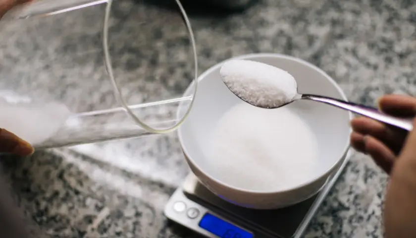 50g cukru: Ile to łyżeczek? Odmierzaj bez wagi!
