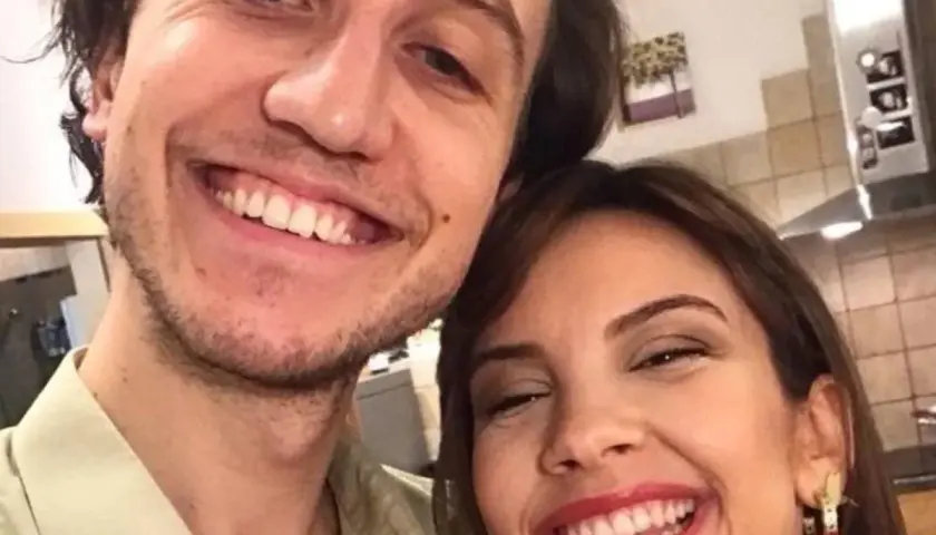 Uśmiechnięta Ilona Janyst z mężem, radośnie pozują do selfie w kuchni.