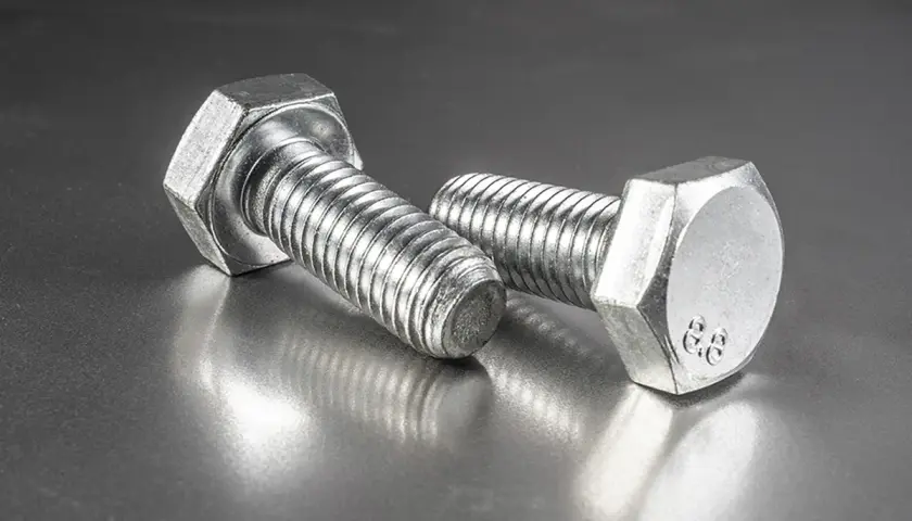 Dos tornillos hexagonales metálicos, mostrando diferentes tipos de cabezas de tornillos especiales.